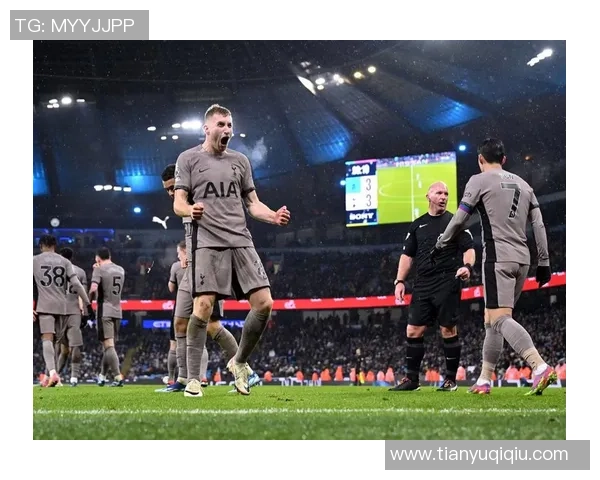 英超激战曼联大胜尤文乌龙球引发争议判罚全场沸腾